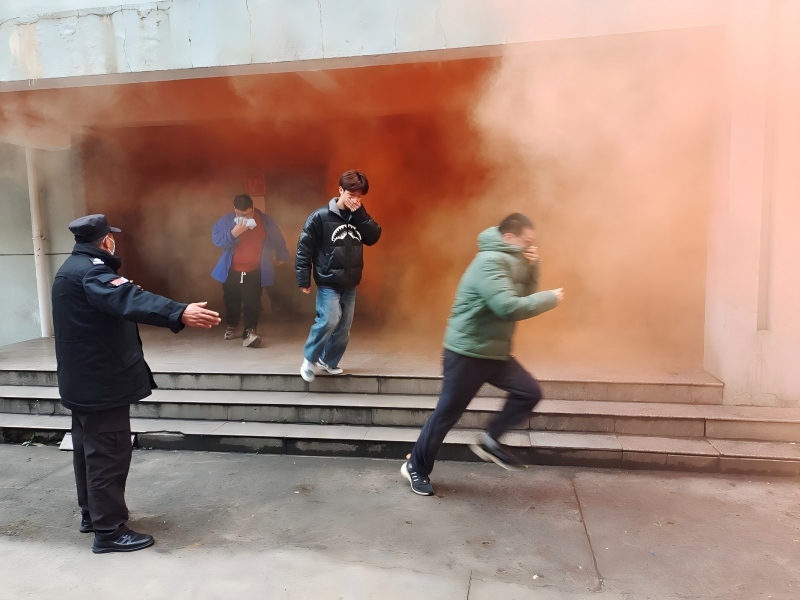 我校开展学生公寓应急疏散逃生演...